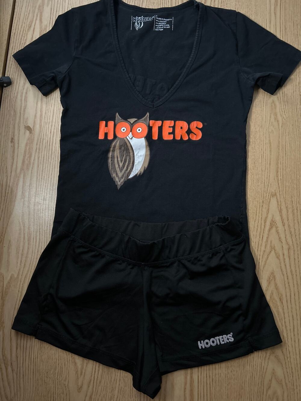 B24 Hooters Girl Worn Uniform V-neck Short Sleeve Tee & shorts Small 13-17"